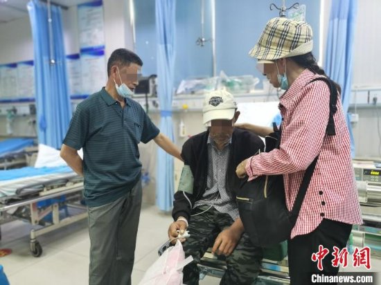 71岁福建男子逃亡20年病困缠身 浙江龙港警方助其找到家人