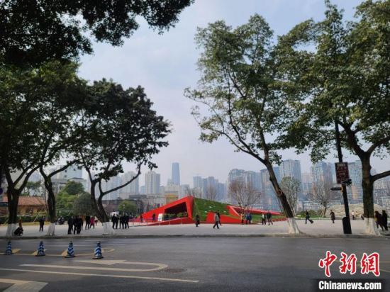 重庆轨道交通2号线曾家岩站“红色五角星”轨道交通站出入口升级完成 展示城市文化