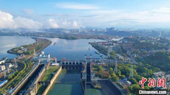 2022年葛洲坝三号船闸和三峡南线船闸计划性停航检修进入无水调试阶段