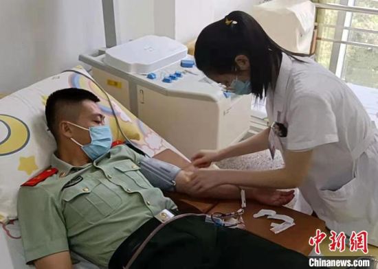 血库告急 漳州武警官兵紧急献血救助热射病患者