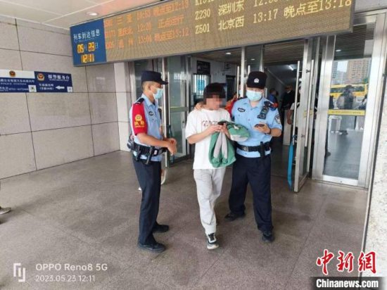 韶关东站：两在逃嫌疑人同乘一列火车被铁警抓获归案