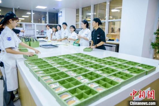 四川科技职业学院师生接力做月饼 从3D建模到包装全自制