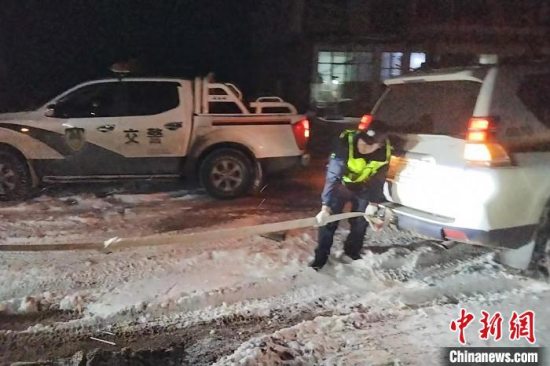 国道109线唐古拉山段持续降雪 西藏安多警方全力保通