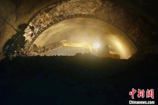 西延高铁全线又一座长大隧道施工取得进展：胜利庄隧道顺利贯通
