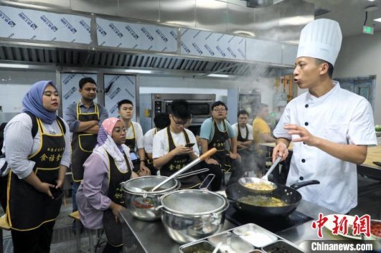 西南交通大学中外学生同上川菜课 近庖厨修“麻辣学分”