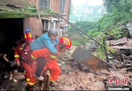 内江：暴雨突袭 8000余人紧急避险转移