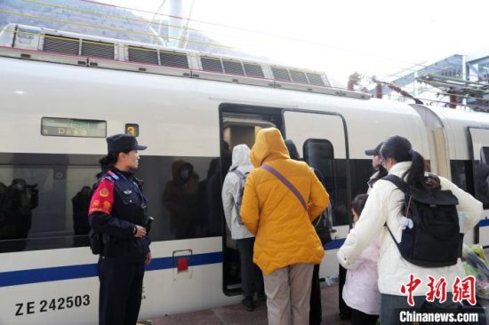 成都铁路公安处藏族女乘警旦增玉珍的春运路：守护旅途平安