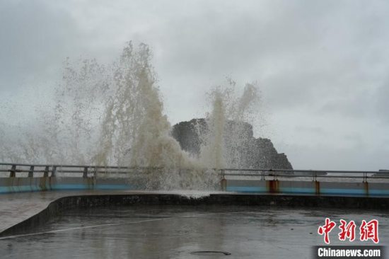 2025年第4号台风“丹娜丝”在浙江洞头二次登陆