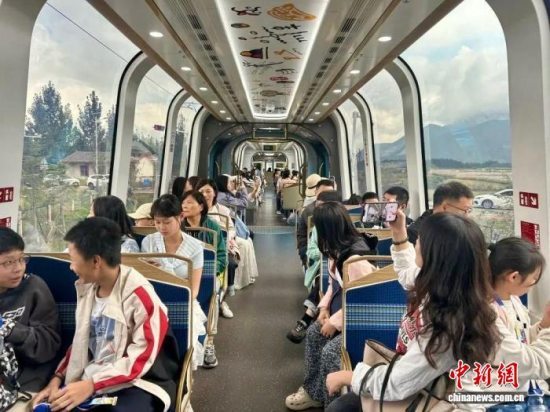丽江雪山观光火车串联主要旅游景区及网红打卡点成暑期热门 日均接待游客3000余人次