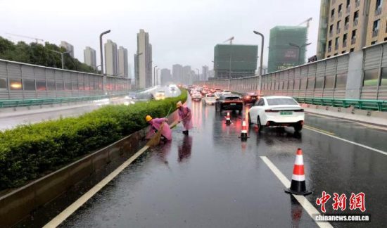 成都突降暴雨 道桥监管部门对145座重点桥梁开展应急巡查