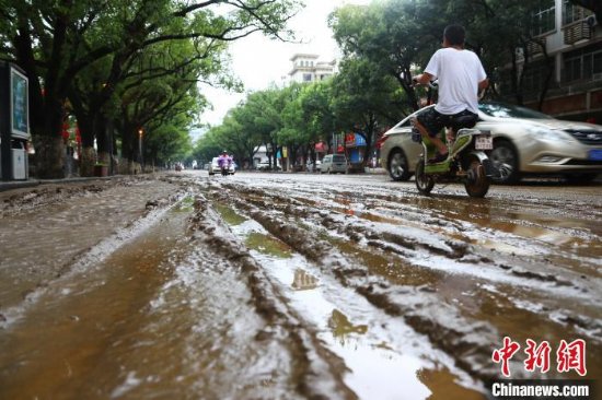 南昌市湾里山洪暴发灾后现场:洪水齐腰深 居民忙自救